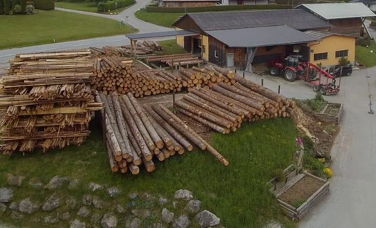 Luftbild des Sägewerks mit Rundholzlager und Betriebsgebäude
