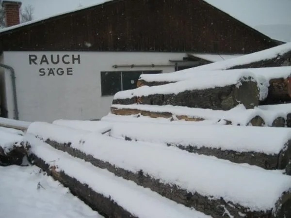 Sägewerk mit der Beschriftung Rauch Säge im Winter